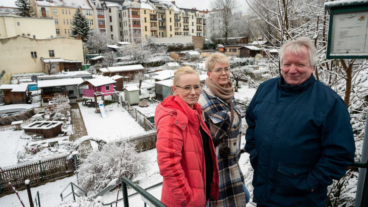 ein oldtimerfan hilft den kleingärtnern