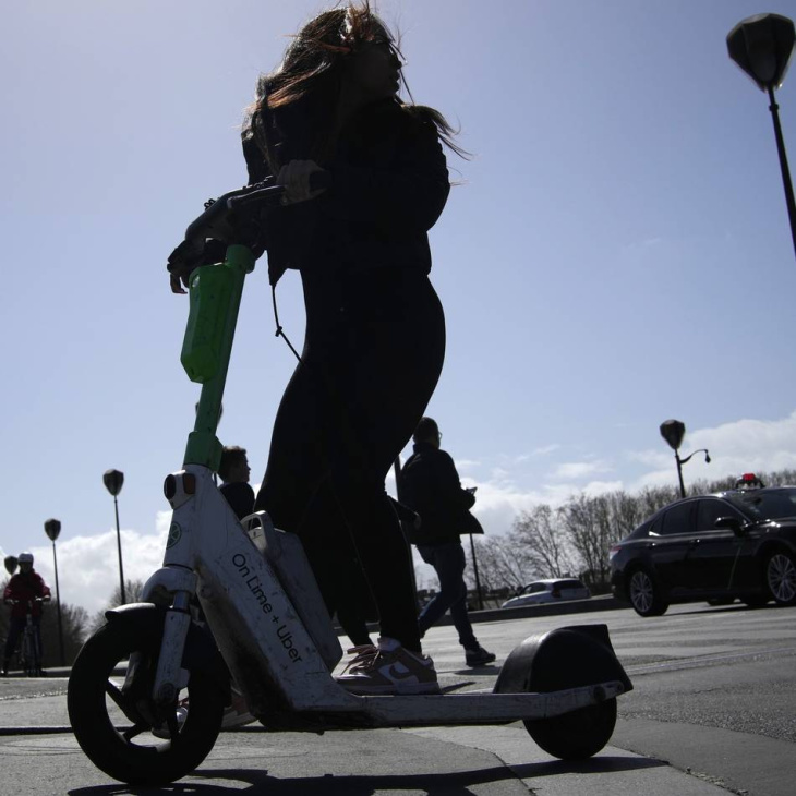 pariser stimmen über zukunft der e-scooter ab