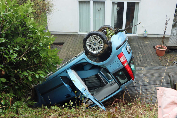 kurioser unfall: fiat und insassen landen kopfüber auf haus-terrasse!