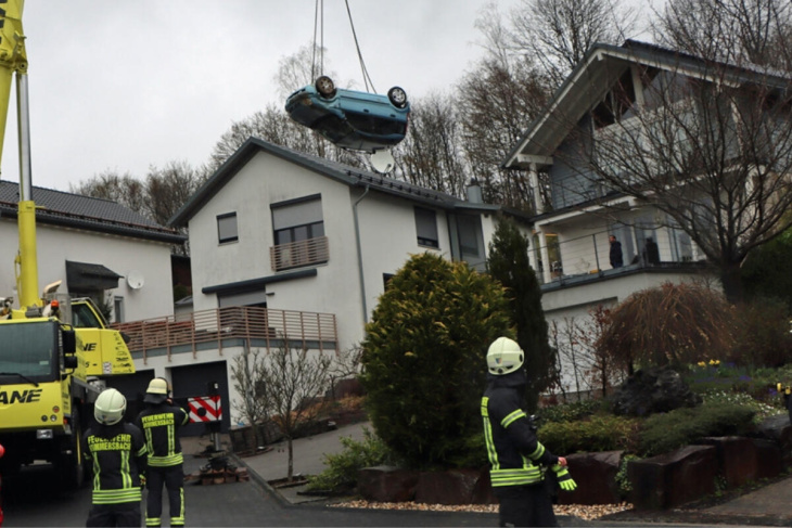 kurioser unfall: fiat und insassen landen kopfüber auf haus-terrasse!