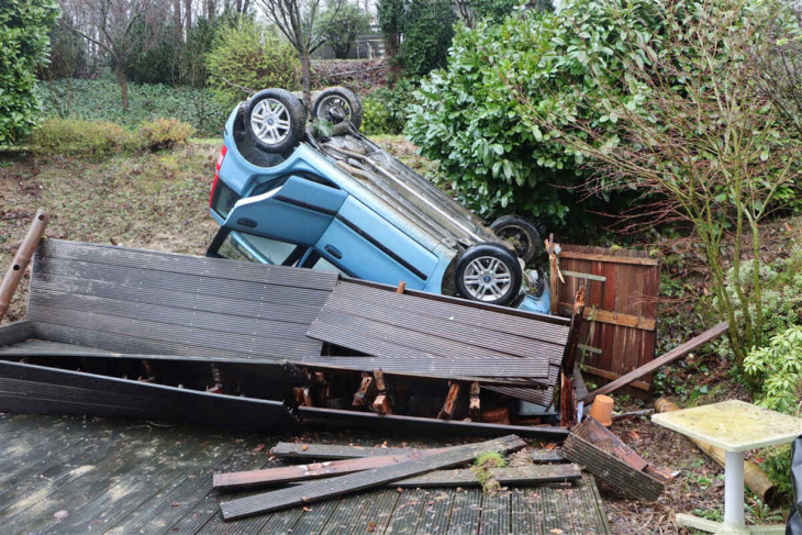 kurioser unfall: fiat und insassen landen kopfüber auf haus-terrasse!