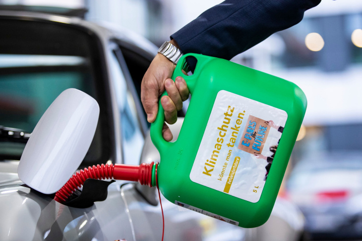 top-chemiker entlarvt mythen über e-fuels: keine echte alternative zu e-autos