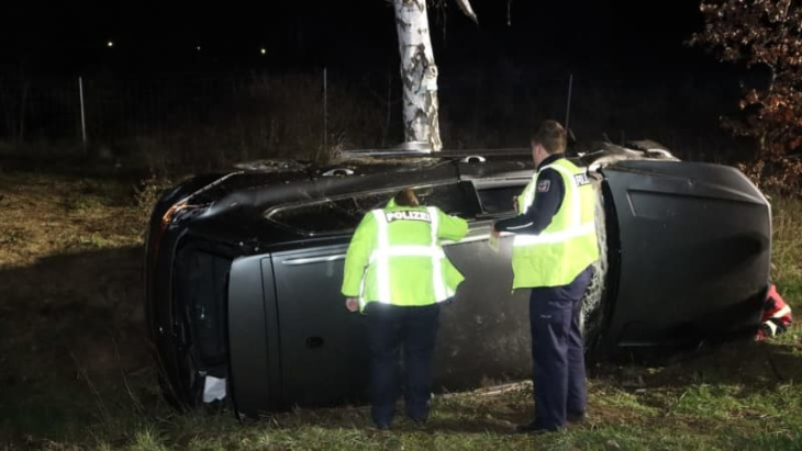 suv fliegt 60 meter weit über autobahnabfahrt