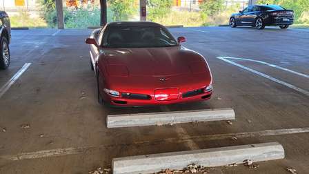 Fahrer einer Corvette blockiert gleich zwei Parkplätze –  Reddit-User zeigen Verständnis