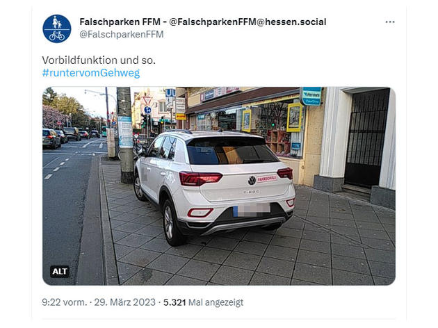 falschparker-fahrschule: fahrlehrer parkt ständig auf dem gehweg