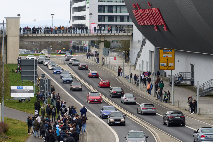 zehntausende autofans zum «carfriday» unterwegs