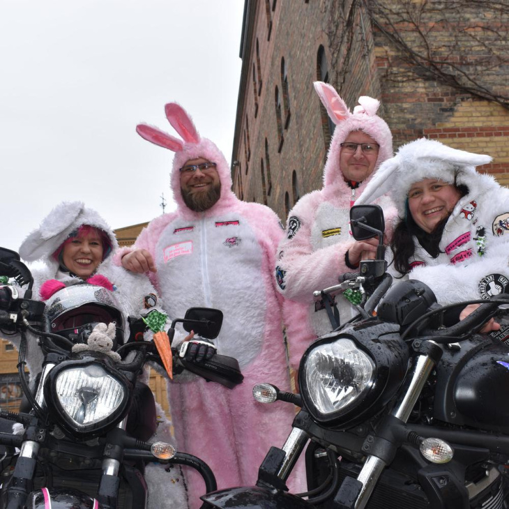 „streetbunnycrew“ in berlin und brandenburg: was es mit den motorradfahrern im hasen-outfit auf sich hat