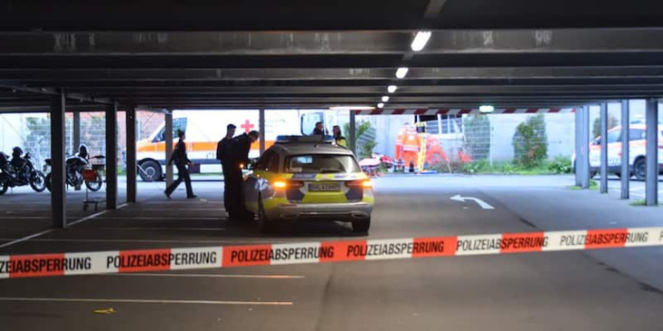 heidelberg - junger motorradfahrer begeht fahrfehler - und stürzt aus parkhaus ab