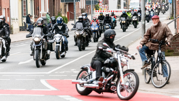 hunderte biker beim motorrad-gottesdienst in husum