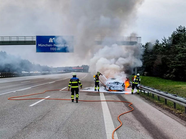 bmw in vollbrand: a99 muss vollgesperrt werden - einsatzkräfte rücken mit atemschutzgeräten an