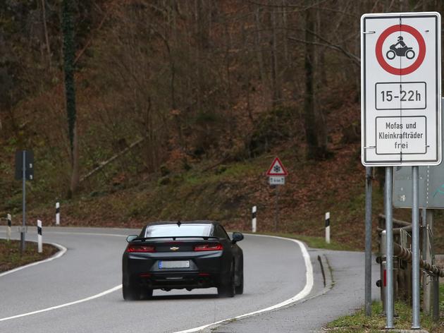 motorradfahrer reagieren auf kesselberg-sperrung: „wir wissen, dass der zeitraum hart ist“