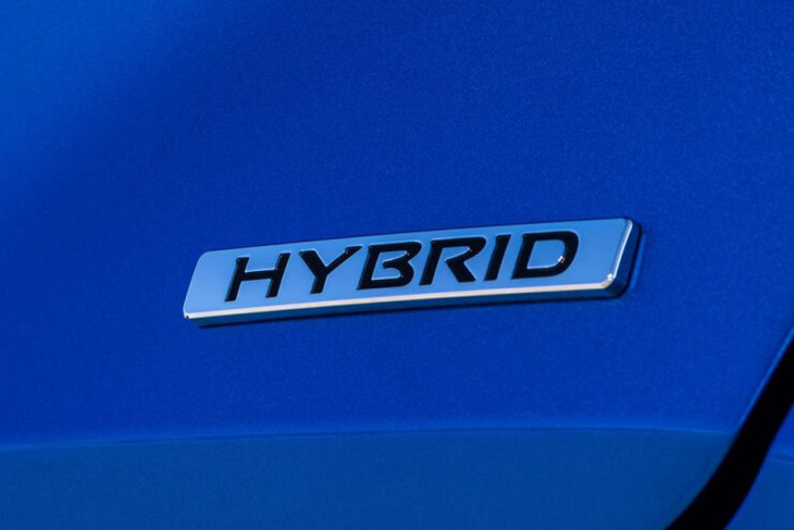 nissan juke hybrid: hybrid-crossover wird günstiger