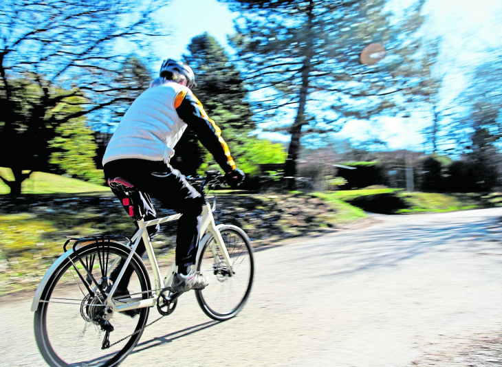 wie man e-bikes und e-scooter sicher abstellt und lädt