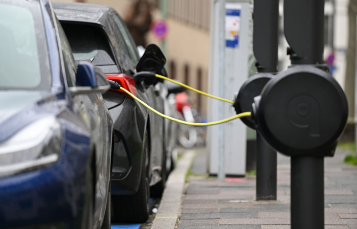 preisvergleich: ein e-auto kostet durchschnittlich 48.700 euro