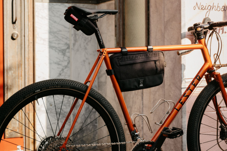 fahrradtaschen von chrome sorgen unterwegs für stauraum