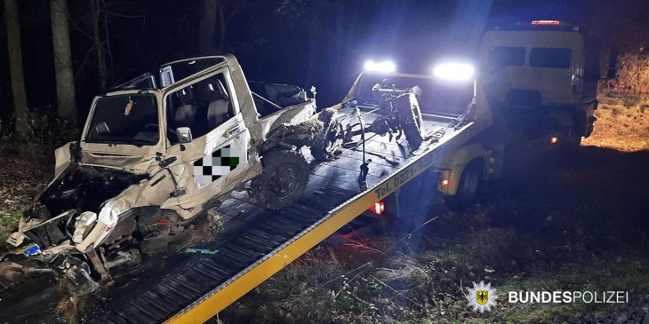 misslungener offroad-trip: geländewagen baut unfall mit zug