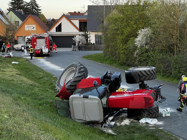 frontal-crash: voll besetzter feuerwehrwagen kracht in traktor - auf dem weg zu einer übung