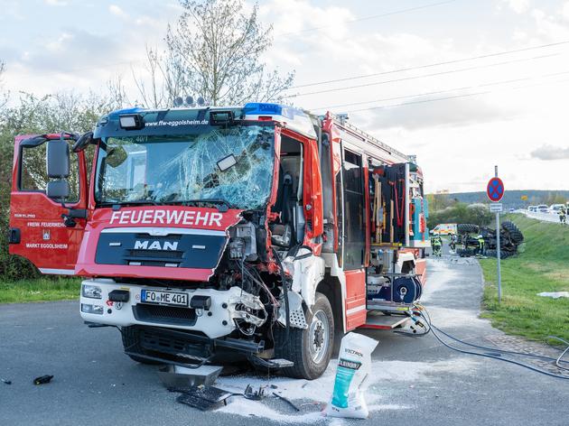 frontal-crash: voll besetzter feuerwehrwagen kracht in traktor - auf dem weg zu einer übung