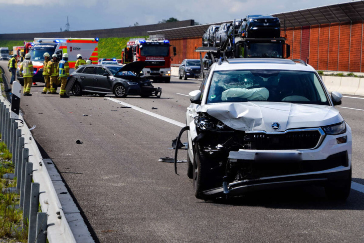 40-tonner kracht in leitplanken und drei autos: vier verletzte!