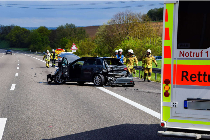 40-tonner kracht in leitplanken und drei autos: vier verletzte!