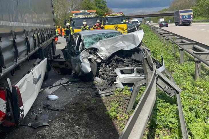 40-tonner kracht in leitplanken und drei autos: vier verletzte!