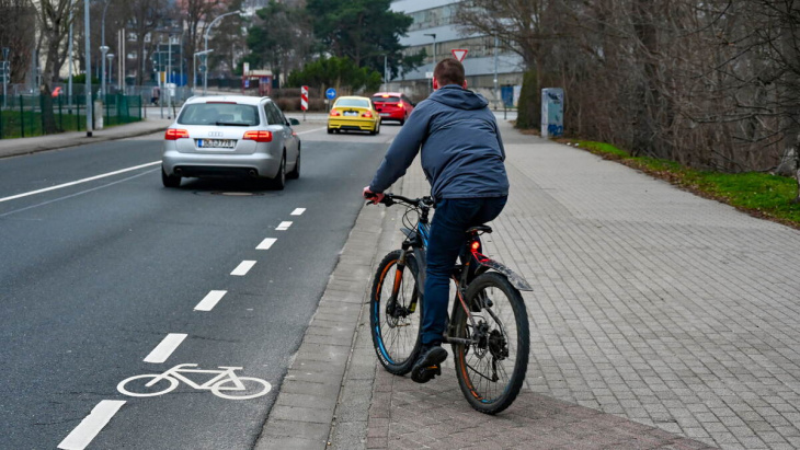 radfahrer fühlen sich in döbeln zwischen autos unwohl