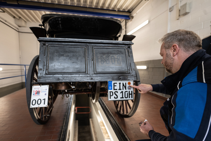 deutschlands wohl ältestes auto besteht tüv-prüfung