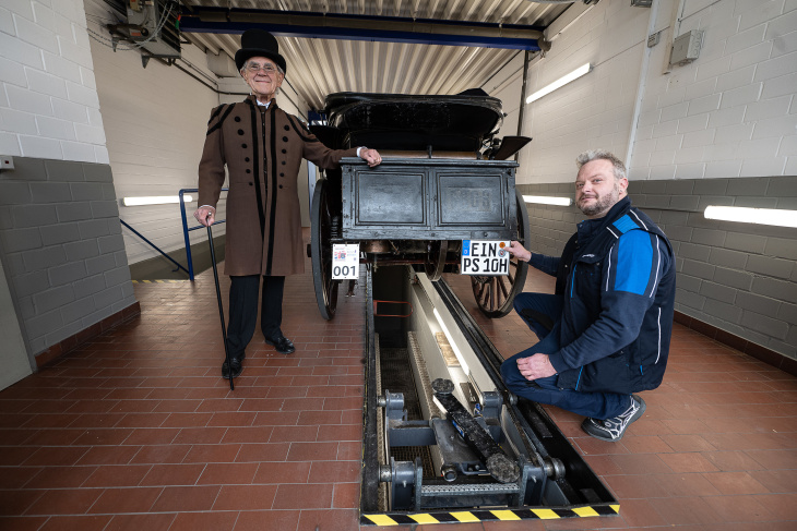 deutschlands wohl ältestes auto besteht tüv-prüfung