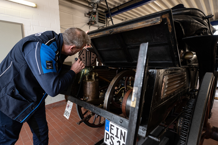 deutschlands wohl ältestes auto besteht tüv-prüfung