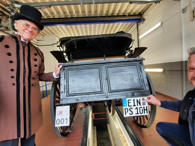 das fast 130 jahre alte automobil besteht prüfung für die straßenzulassung