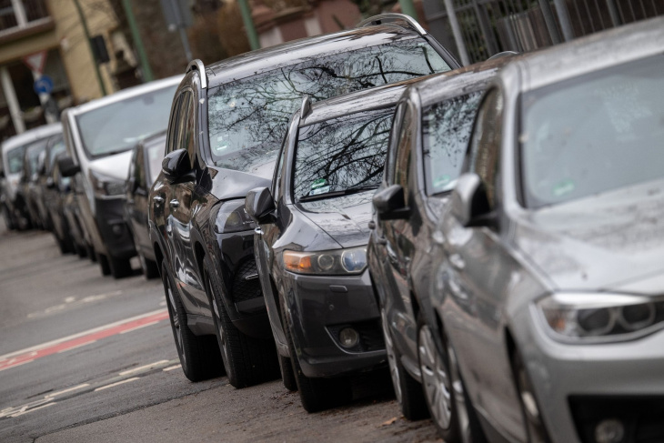 autoindustrie: mehr suvs, mehr bevs: autos werden größer und schwerer