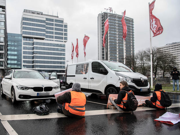 video zeigt fassungslose klima-kleber: autos fahren einfach an blockade vorbei