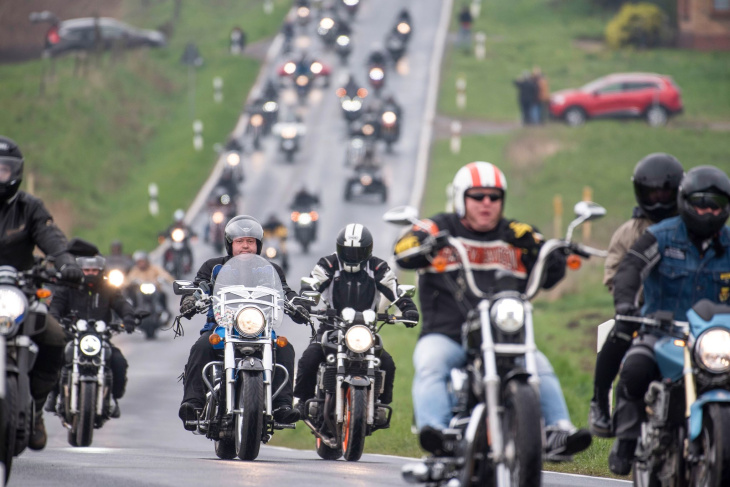 800 motorradfahrer bei treffen und ausfahrt in mecklenburg