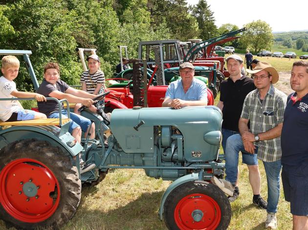 alte motoren erklangen: viele besucher beim treckertreffen