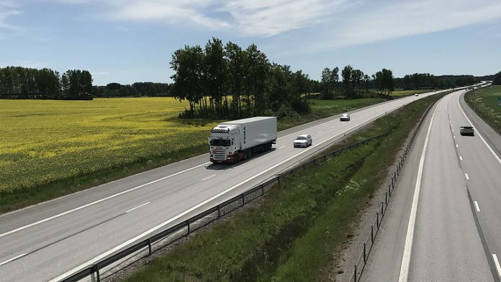 schweden baut die erste straße der welt, auf der e-fahrzeuge während der fahrt aufgeladen werden