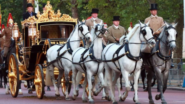 die krönungskutsche von charles iii. ist komfortabler, als man denkt