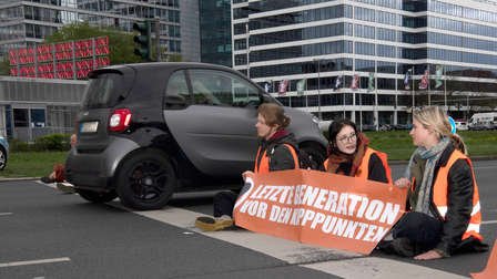 „geile aktion“ – autofahrer lassen sich von klima-kleber-blockade nicht stoppen
