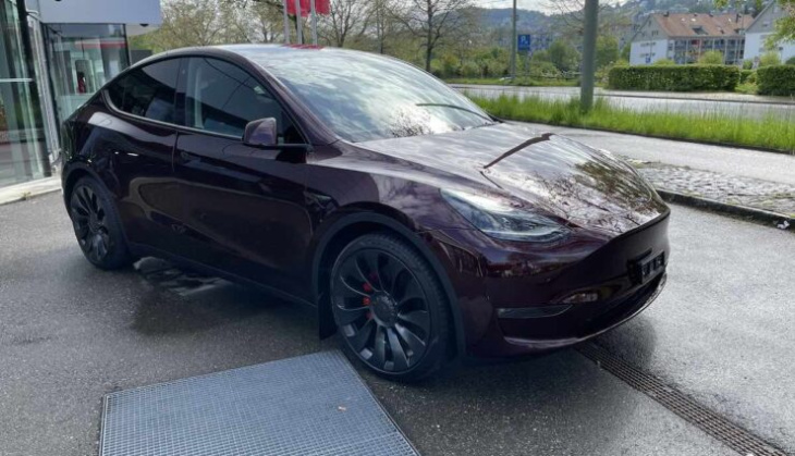 europaweite vorstellung: tesla model y in midnight cherry red stößt auf geteiltes echo