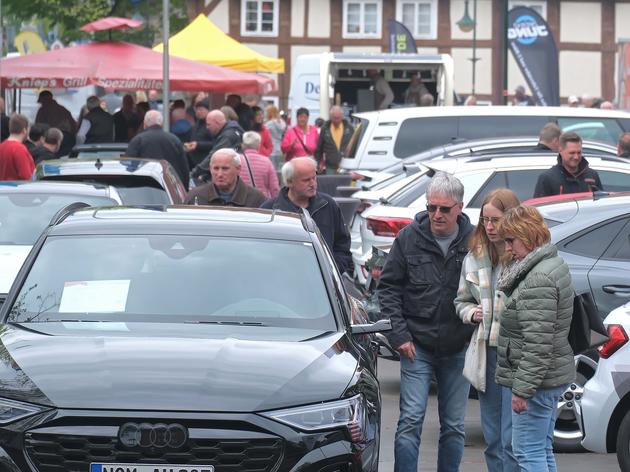 autoschau füllt die innenstadt