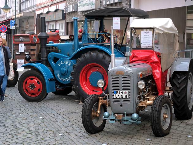 autoschau füllt die innenstadt