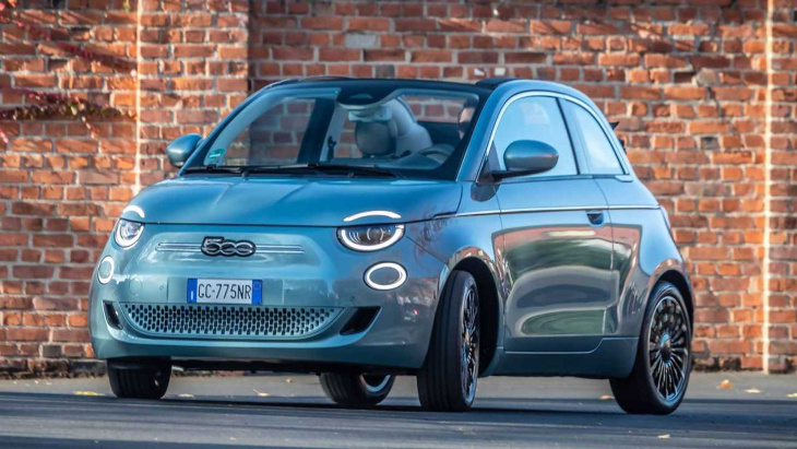 der neue fiat 600 fährt ungetarnt durch rom