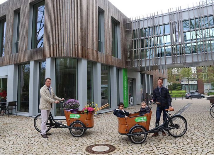 mazda übergibt lasten-e-bikes an das sos-kinderdorf in düsseldorf