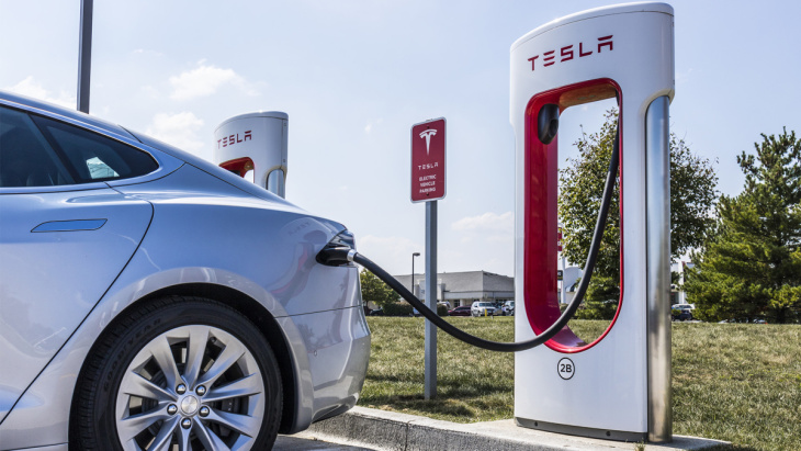 tesla-supercharger: preise für schnelles laden um 25 prozent gesenkt