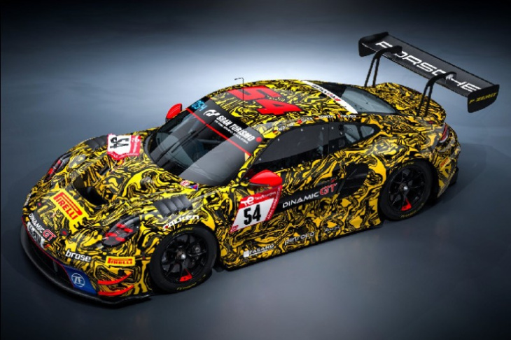 24h nürburgring 2023: dinamic fährt mit schwarz-gelbem camouflage-look!