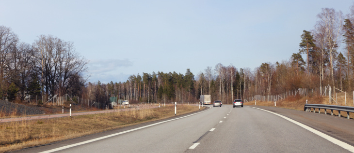 auf dieser schwedischen straße können e‑autos bald während der fahrt laden