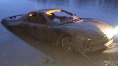 Eine Acura NSX, die nach 15 Jahren in einem Fluss gefunden wurde, wartet auf eine Restaurierung, die fast unmöglich ist
