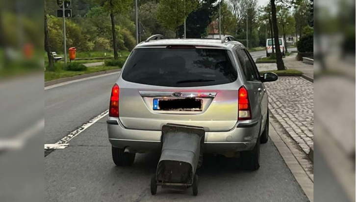 Mülltonne im Schlepptau: Polizei stoppt Ford-Fahrer mit kurioser Transportmethode
