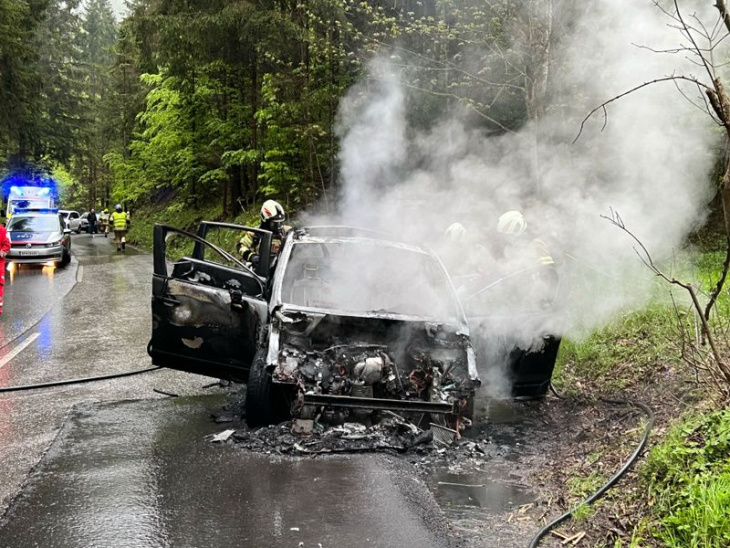 flammen im motorraum: auto stand auf der b176 in kirchdorf in vollbrand