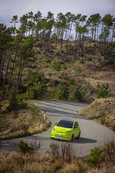 fahrbericht abarth 500e: fiats heißer elektro-zwerg macht spaß, doch auf der autobahn wartet ein schock