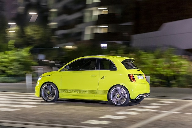 fahrbericht abarth 500e: fiats heißer elektro-zwerg macht spaß, doch auf der autobahn wartet ein schock